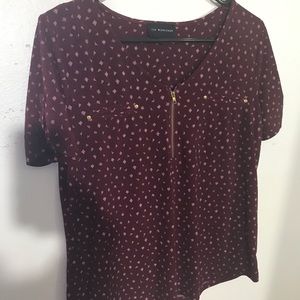 Short sleeve patterned burgundy shirt